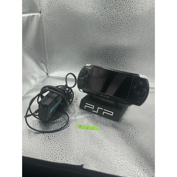 Black psp 3000 w/charger & new battery - Picture 1 of 9
